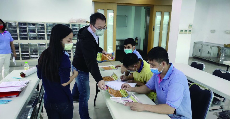 外國人服務中心於事業單位實地宣導聘僱法令