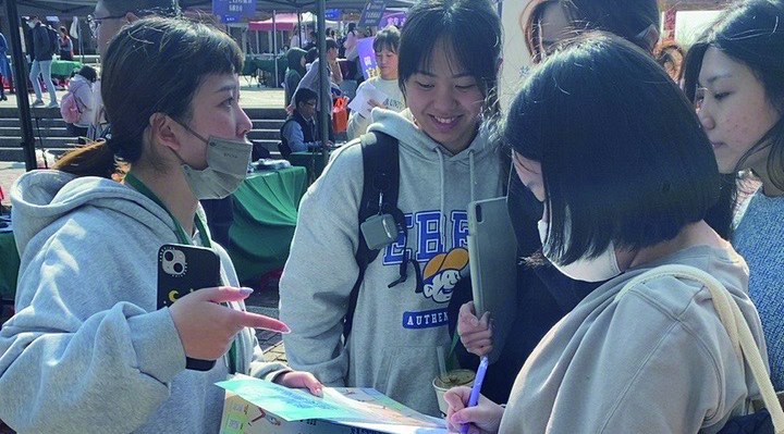 校園擺攤宣導,向青年介紹參訓職缺